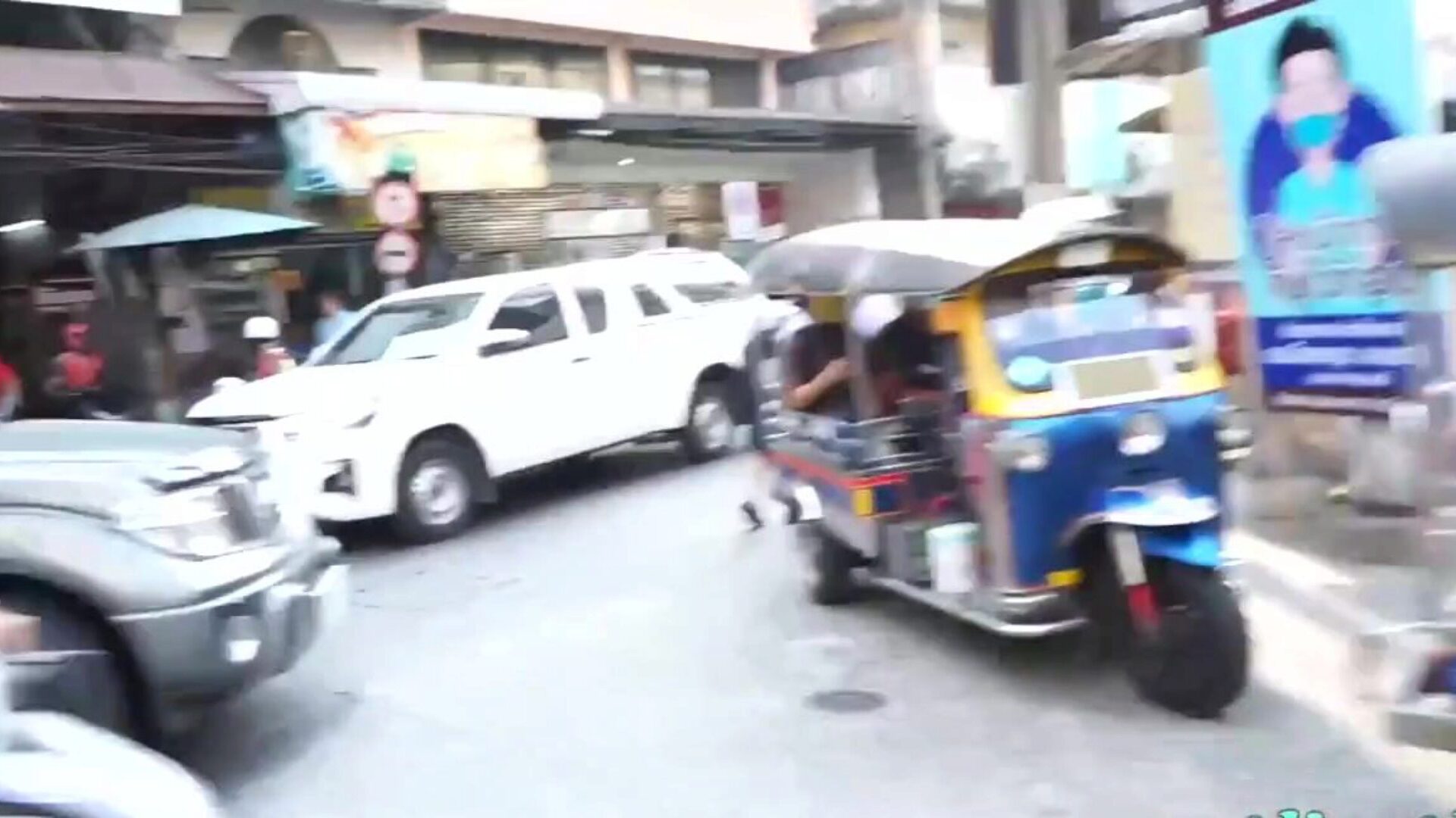 tuktukpatrol stora bröst thailändska brud plockade upp & knullade dumt
