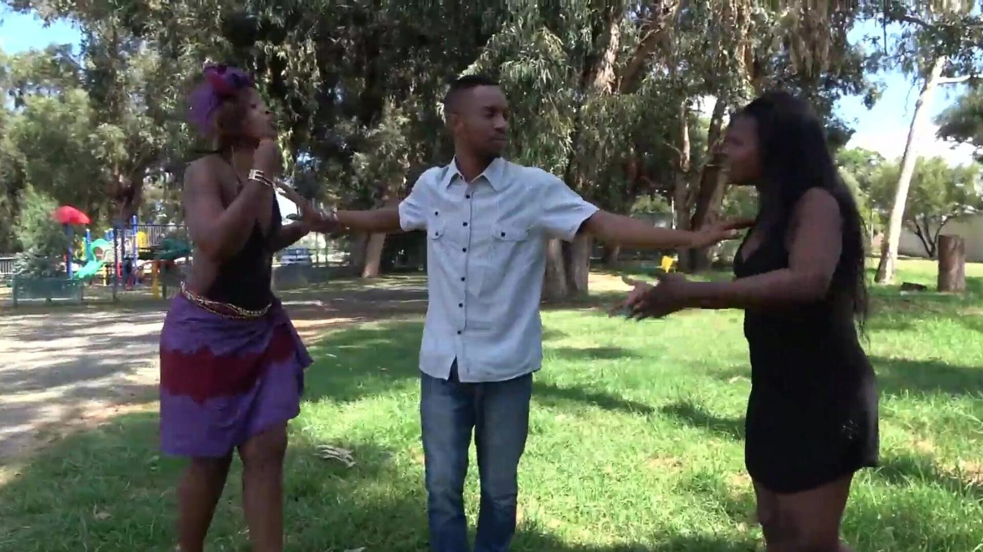 ضبط زوجين أفريقيين في الهواء الطلق في حديقة عامة !!!