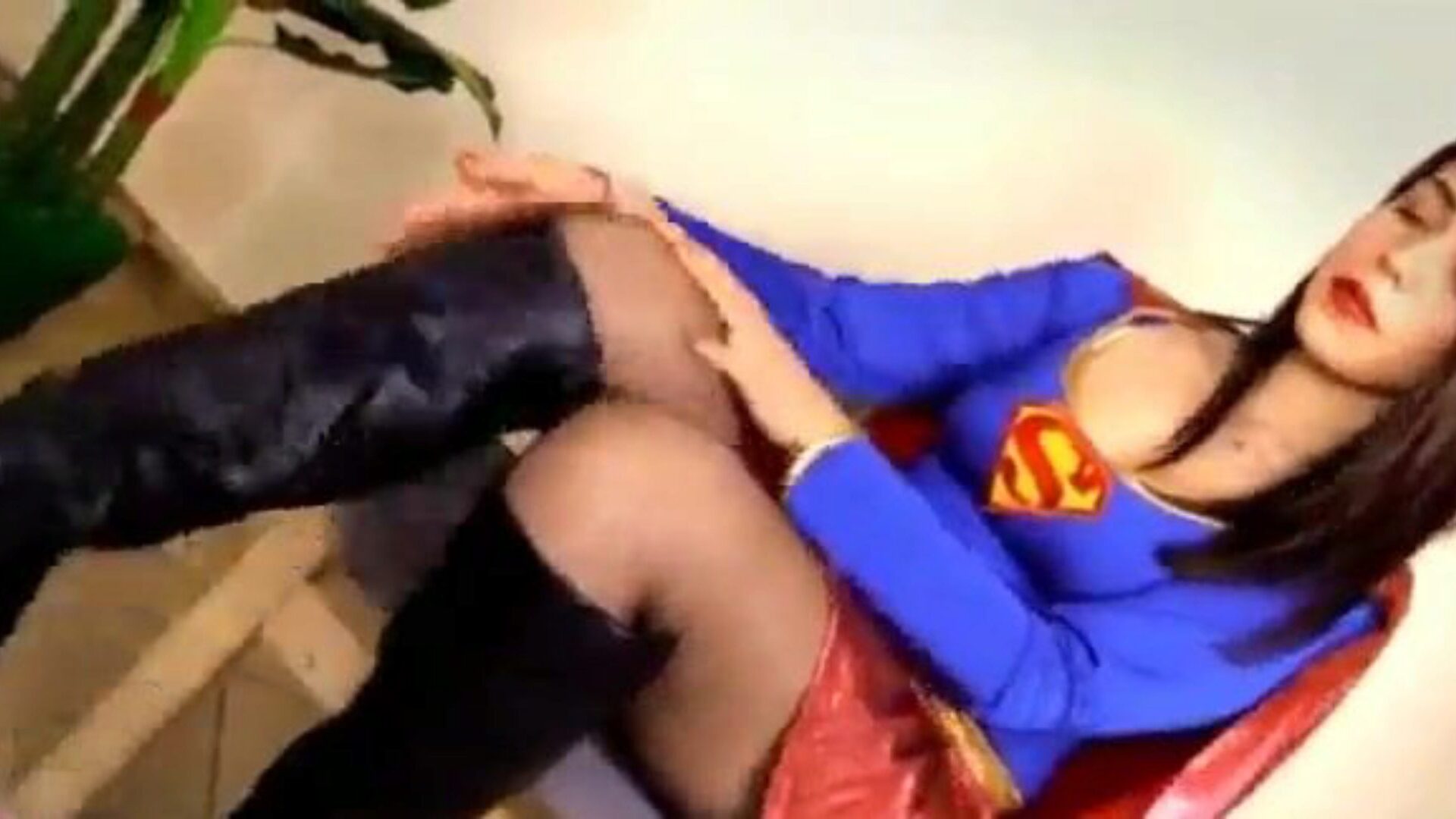 supergirl en collants lèche ses propres semelles