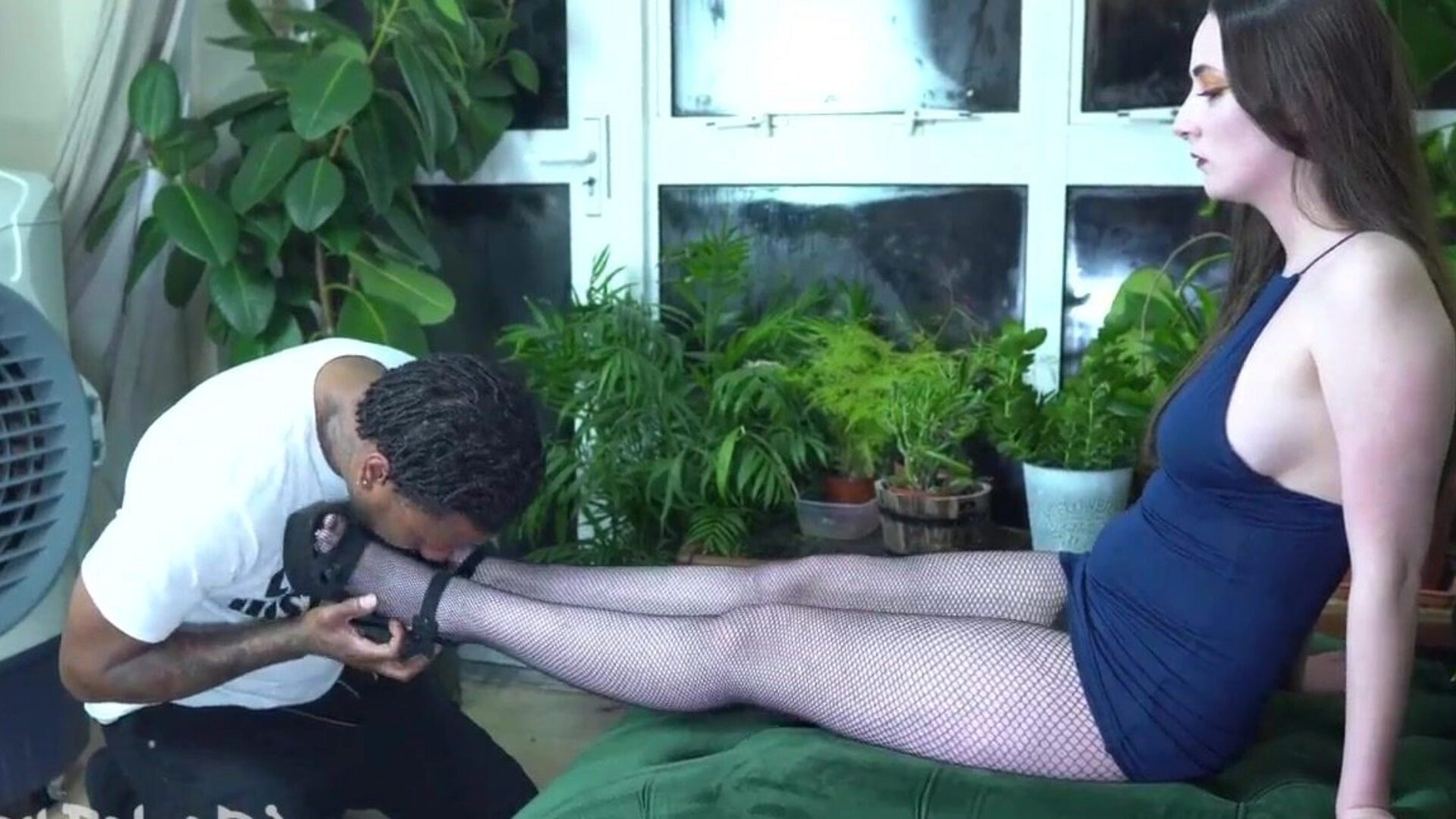 aperçu: filmer une amie lécher des copines cum-hole et adorer ses pieds pendant que cette fille lui suce la bite