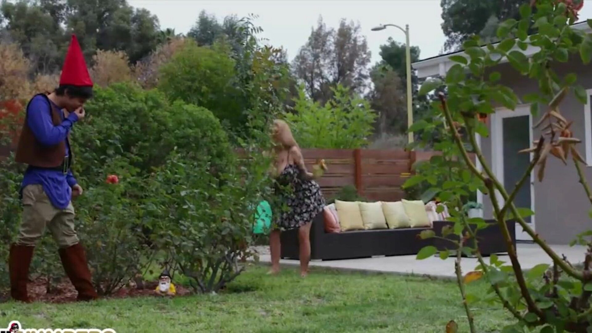 リルハンパーズ-セクシーな巨乳ジョスリンジェームズは彼女の芝生のノームをぶつけるのが大好き