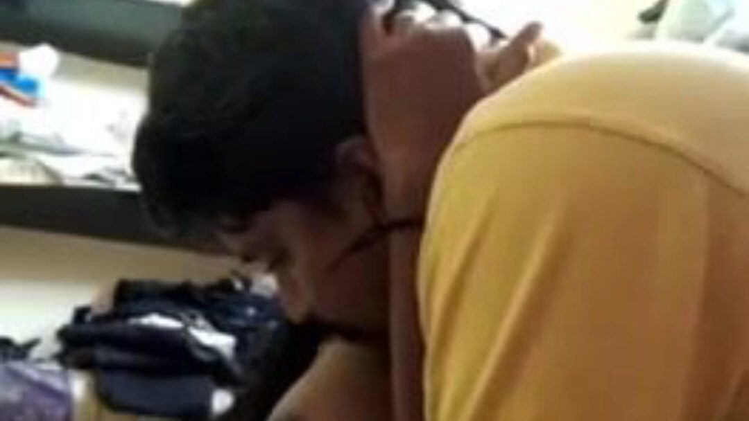 Tamilski chłopak płucze klopsiki żony, ssąc żonę kochającą babeczki i bawiąc się mufką