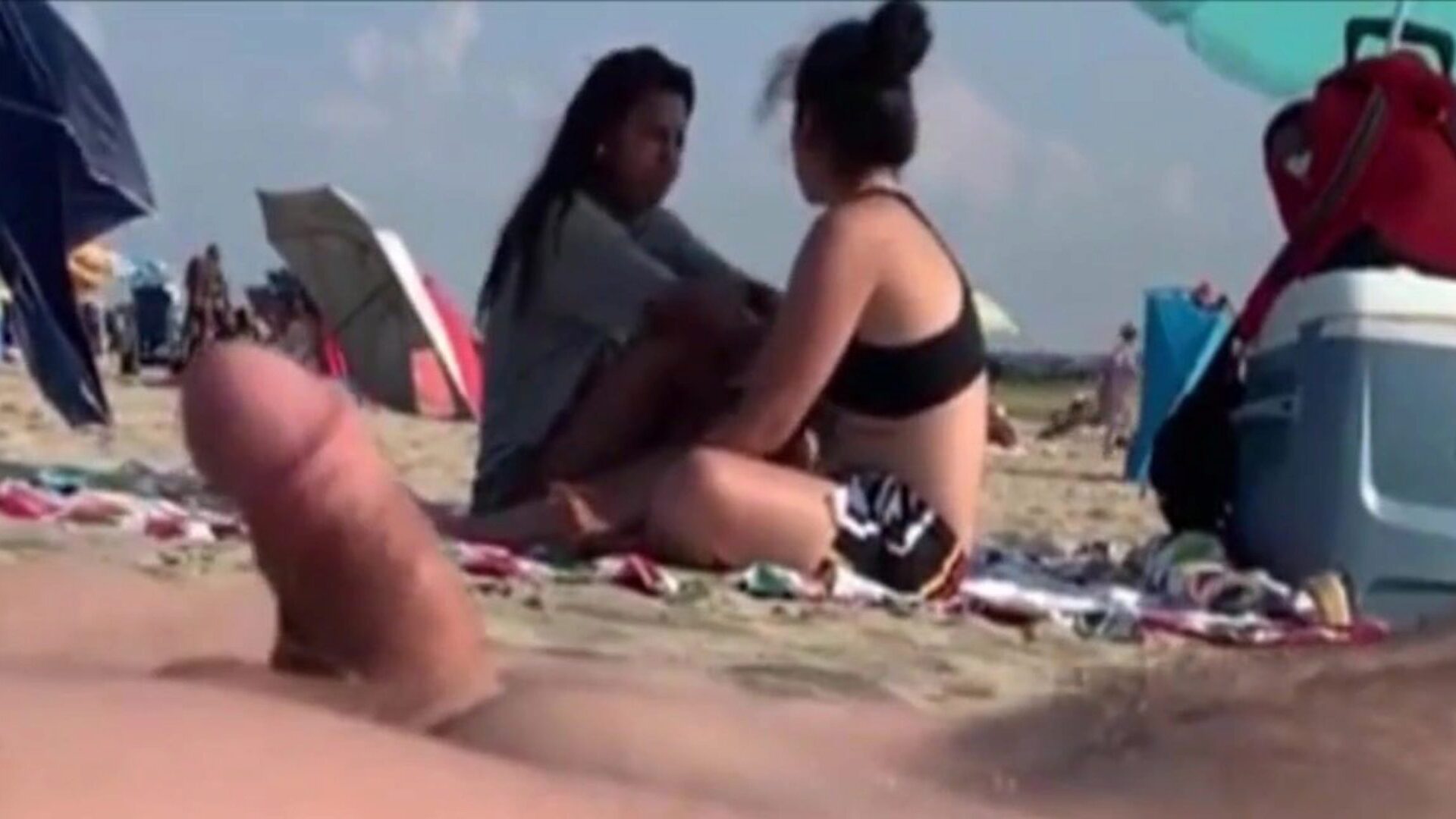 שתי בנות מסתכלות על מוט הגבר שלי על חוף ציבורי. שתי נערות שמטפלות בי בכפתור שלי מרפות מהן ..