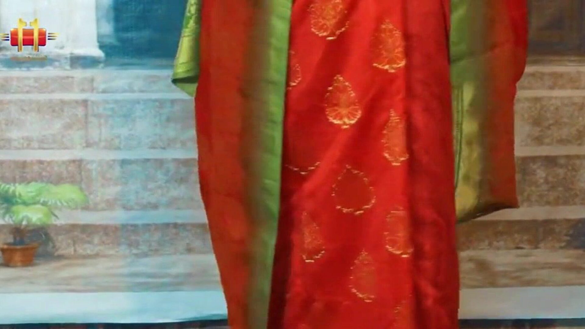 gura mătușă indiană deschide saree și bluză mallu mătuși mature lapte cutii buric burta