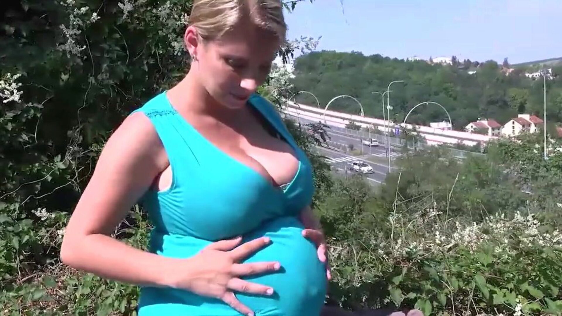 katerina hartlova sale para disfrutar un poco con su figura embarazada