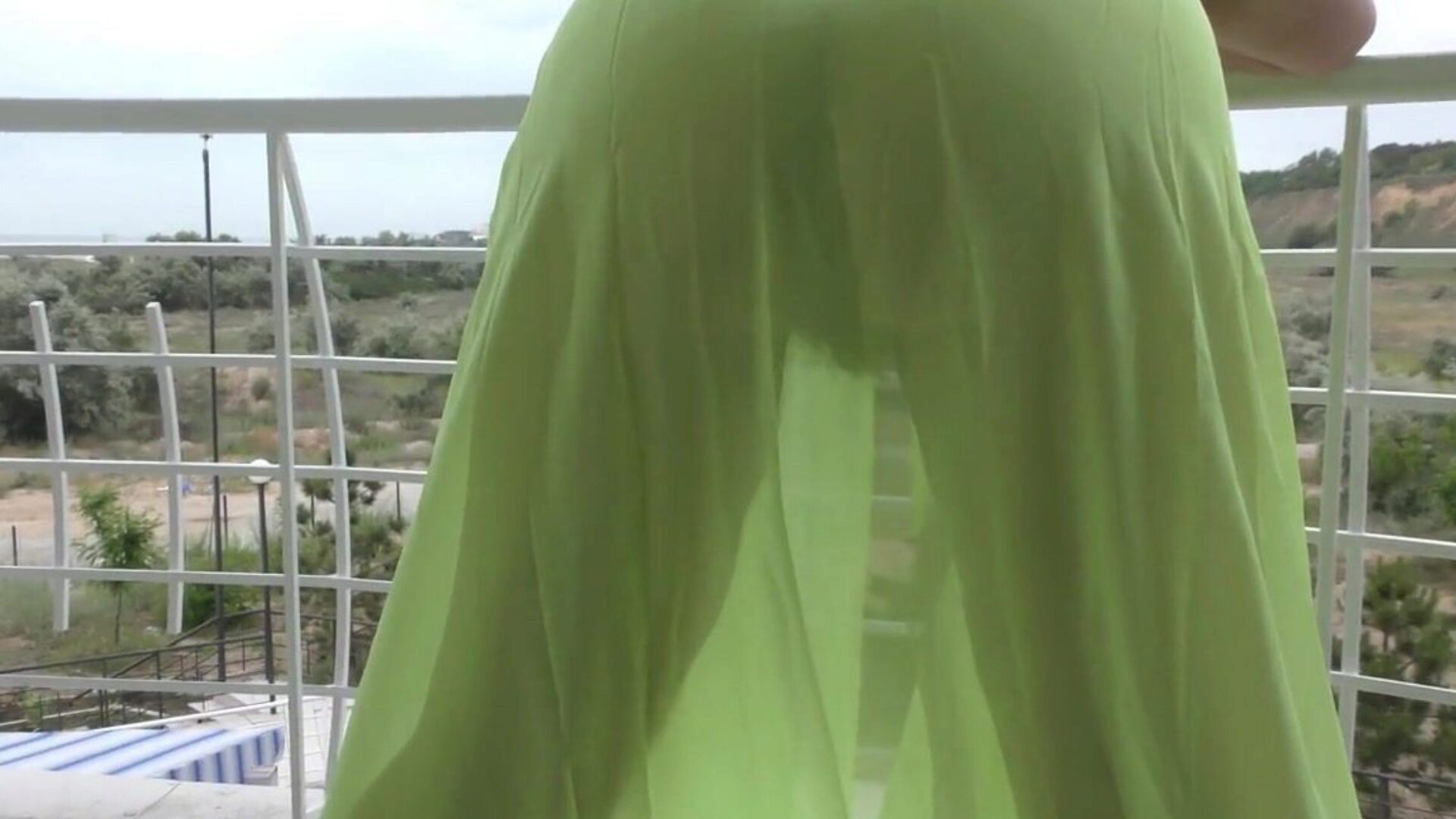 haarige gealterte Anzeige auf dem Balkon haarige ältere im halbtransparenten Anzug auf dem Balkon