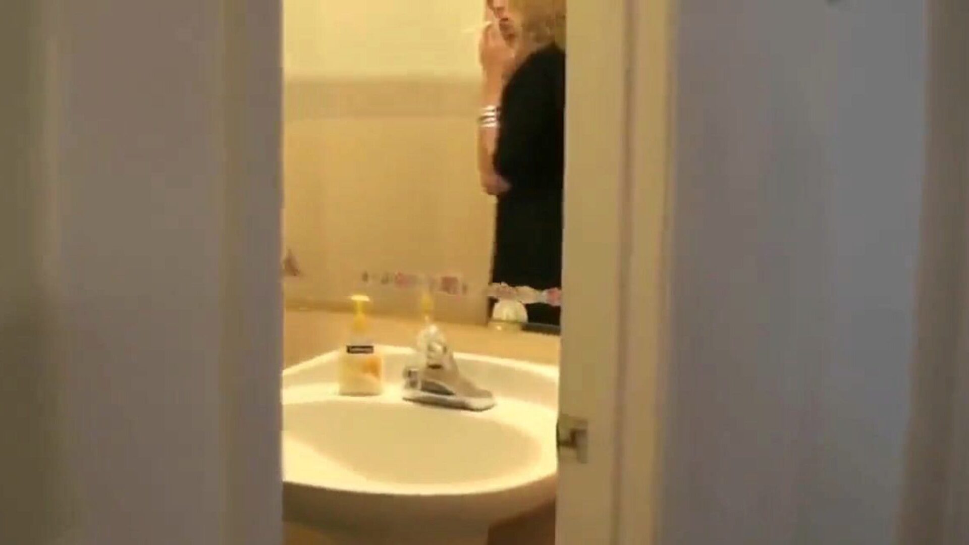 mãe fumando pega filho espionando ela no banheiro ... assista mãe fumando pega filho espionando ela no banheiro episódio de RPG no xhamster - o último bando de xxx mom free & free mobile mom hd pornography clips